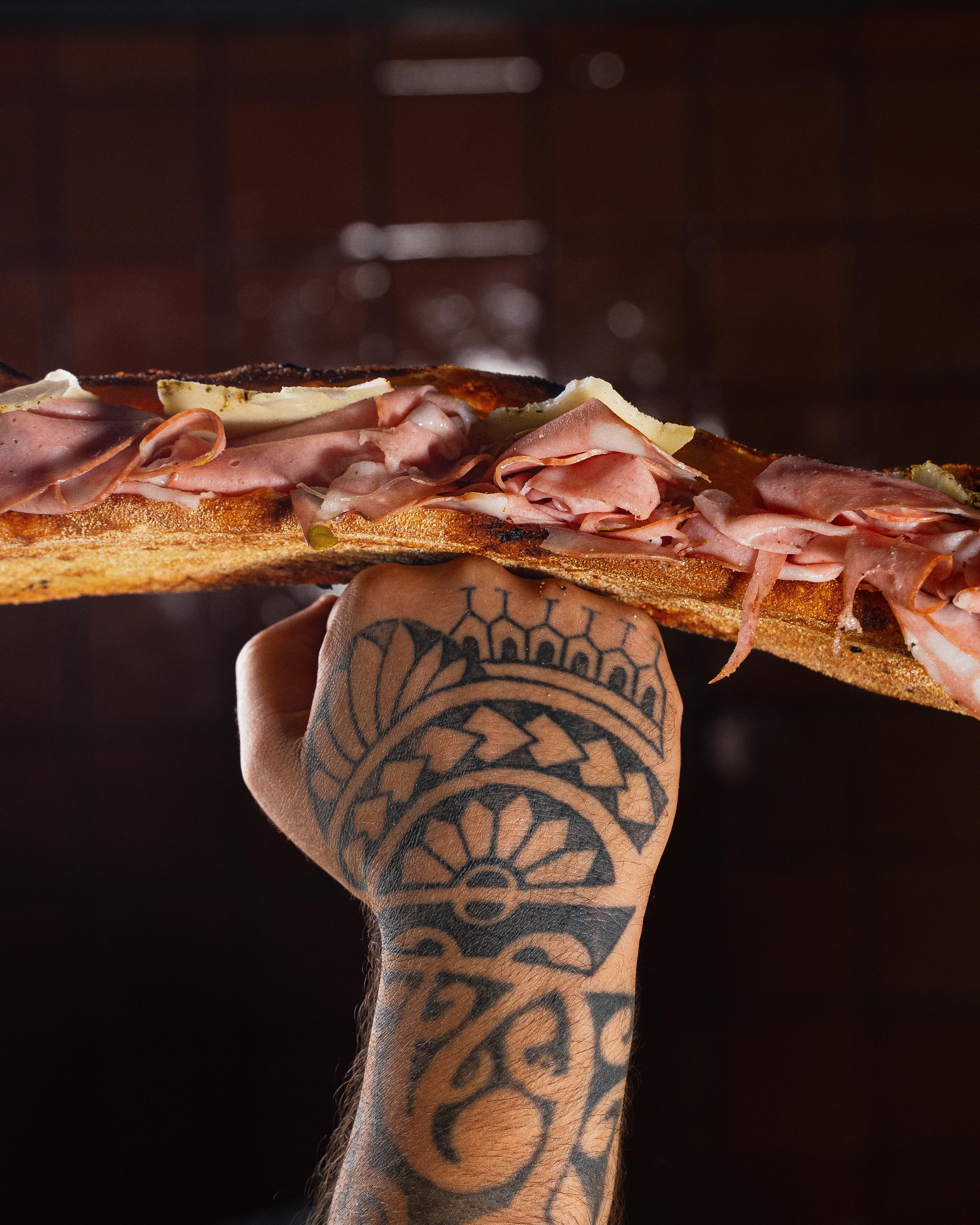 Panino Gladio servito su una spada da tavola
