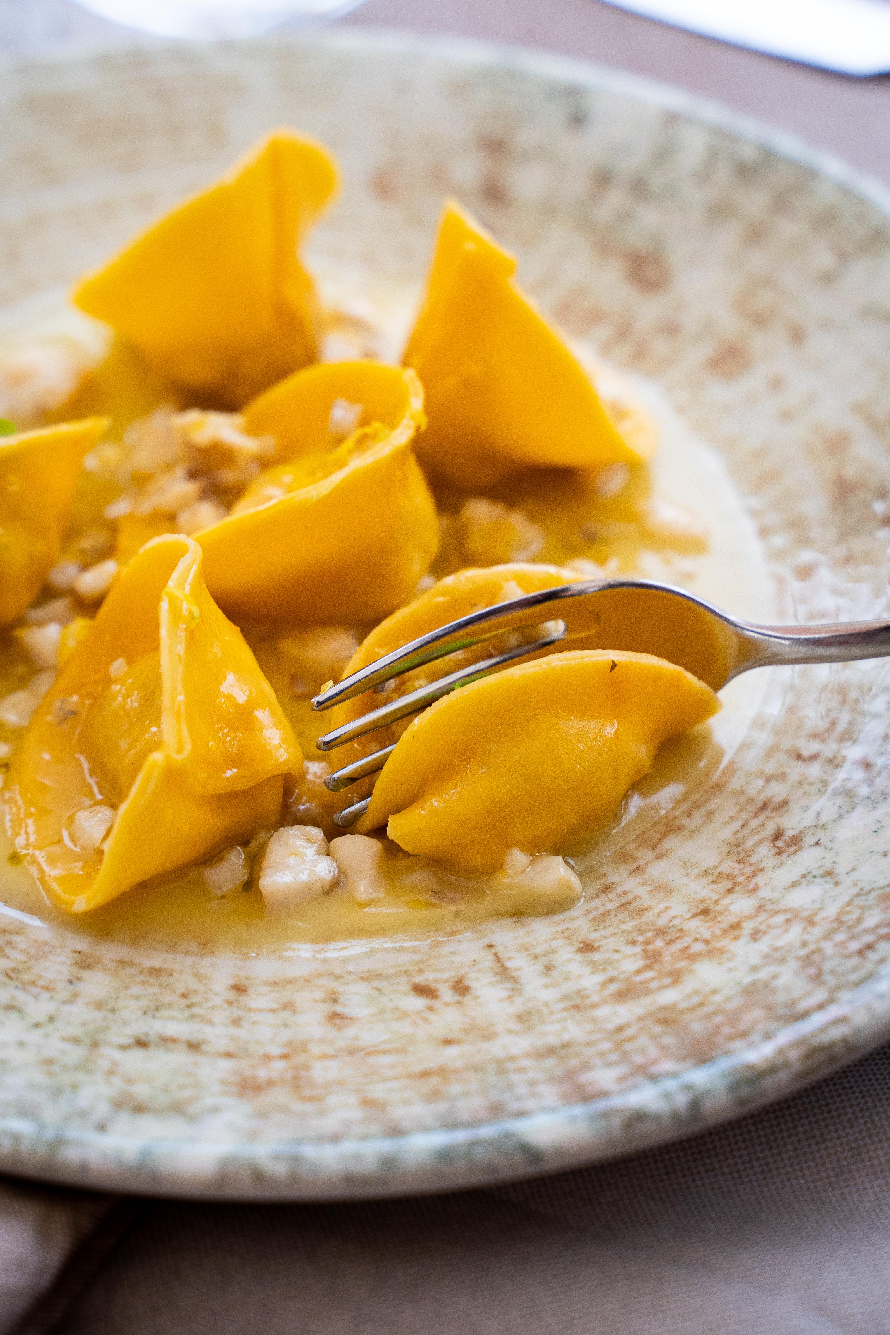 Piatto di pasta gialla di Cucina Osteriadamare